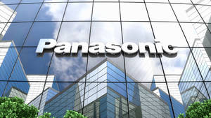 帶有Panasonic標誌的玻璃企業建築，反射天空和雲朵。