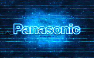 夜間潮濕磚牆上的藍色霓虹燈Panasonic標誌。