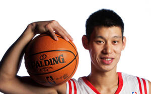 年輕籃球運動員身穿白色紅色球衣手持 Spalding 球