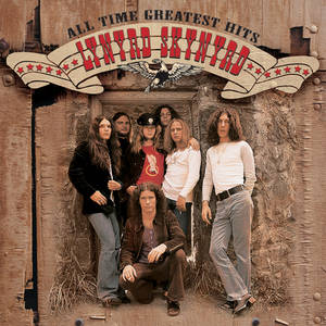 Lynyrd Skynyrd 樂隊成員在木門前與橫幅合影。