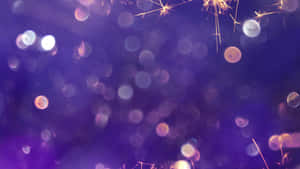 紫色夜空，閃爍的煙火和發光的散景燈光。 — 薰衣草美學 壁紙