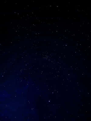 星空夜空，帶有深藍色調和散落的明亮星星。