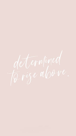 喺胭脂色背景上用優雅白色字體寫嘅勵志語錄 determined to rise above。 — 語錄 壁紙