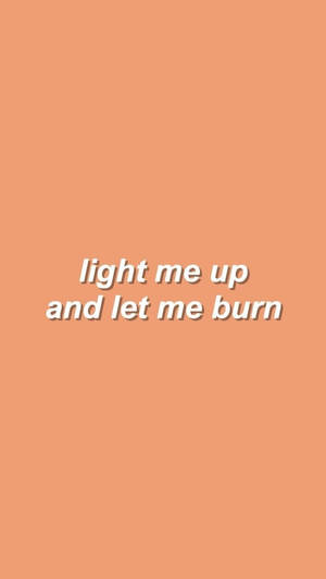 蜜桃色背景，白色文字 light me up and let me burn — 柔粉 壁紙