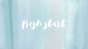 粉藍色水彩背景，上面有白色草書文字寫住 fresh start。