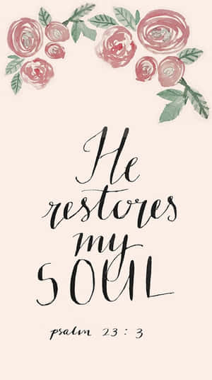 聖經經文「He restores my soul」以優雅手寫字體呈現，上方有粉紅色水彩玫瑰。 — 聖經經文 壁紙