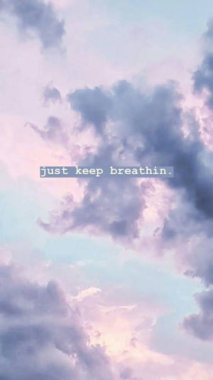 帶有雲朵和勵志文字 just keep breathin 的粉彩天空。 — 藍天 壁紙