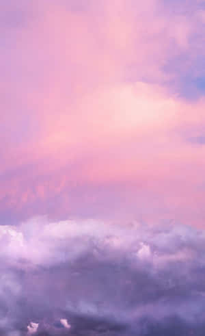寧靜暮色天空中的粉彩粉紅與紫色雲朵。 — 紫色花朵 壁紙