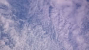 精緻的縷縷雲朵以薰衣草和藍色調在寧靜的天空中飄動。 — 藍色 壁紙