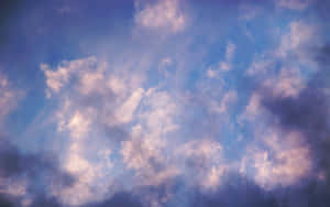 暮色天空，柔和的薰衣草色和藍色雲朵輕輕飄動。 — 天際線 壁紙