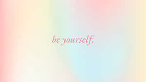 粉彩漸變背景，以粉紅色草書寫著「be yourself」字句。 — 勵志金句 壁紙