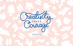 粉紅色背景，帶有白色抽象形狀和藍色文字，寫著「Creativity Takes Courage」。 — 淡彩風格 壁紙