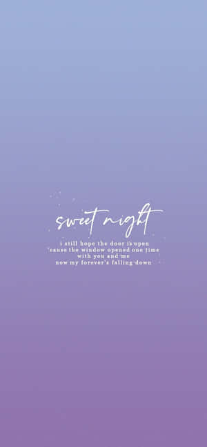 紫色漸變背景，帶有白色草書文字，寫著 sweet night 和詩意引言。 — Moto E15 壁紙