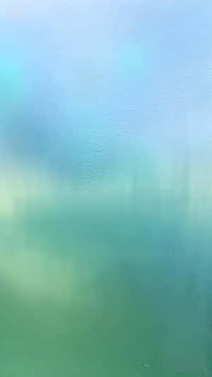 從藍色到綠色的平滑漸變，帶有輕柔的漣漪和柔和的光線反射