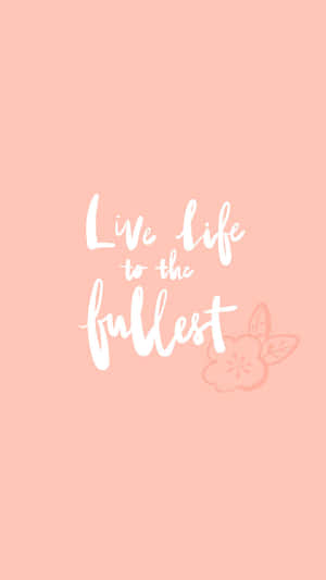 蜜桃色背景上帶有花卉設計的勵志名言 live life to the fullest — iPhone 粉紅美學 壁紙