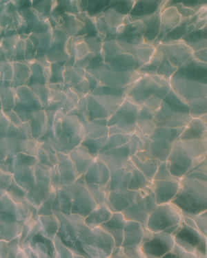 碧綠海水上的漣漪，帶有金色陽光圖案