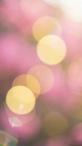 柔和發光的粉紅色和黃色調散景燈光。