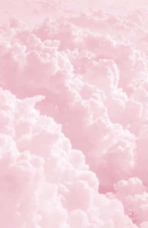 夢幻天空中的蓬鬆粉紅色和白色雲朵
