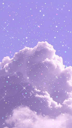 薰衣草雲朵在閃爍的星空下漂浮，帶有粉彩色調。 — 鎖定螢幕 壁紙