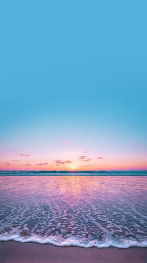 海洋上的夕陽，帶有粉紅色和藍色色調，沙灘上有溫柔的海浪。