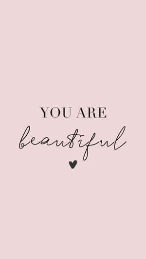 粉紅色背景，黑色文字寫著「You Are Beautiful」和一個小心形。 — 柔粉 壁紙