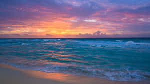 海洋上的夕陽，海浪拍打沙灘