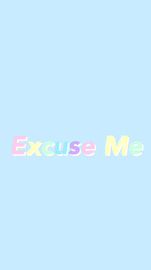 淺藍色背景上寫著 excuse me 的粉彩彩虹文字