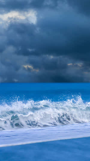 暴風雨的海浪在烏雲下翻騰，金色光芒穿透雲層。