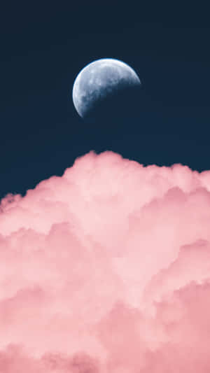 新月在粉紅雲層之上，襯托深藍夜空 — 柔和美學 壁紙