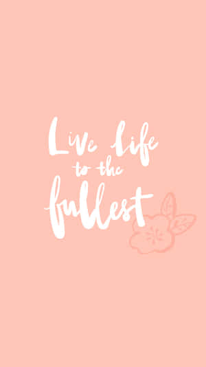勵志名言「Live life to the fullest」以白色草書寫在蜜桃色背景上，配有花朵。