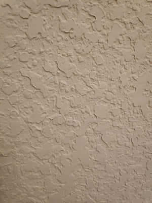 米色紋理牆近鏡，有裂紋同唔平表面。 — 2048x2732 壁紙