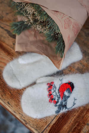 白色羊毛手套，刺繡鳥，松枝，木桌 — 小米Pad 7S Pro 12.5 壁紙