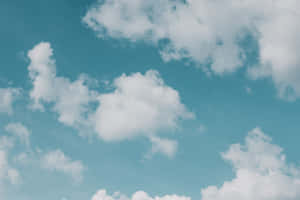 平靜的天空，蓬鬆的白雲映襯著清澈的藍色背景。 — 藍天 壁紙