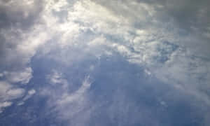 寧靜的藍天，柔軟的白雲，陽光透過雲層 — 天氣 壁紙