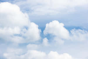 蓬鬆的白雲在晴朗的日子裡漂浮在明亮的藍天上。 — 藍天 壁紙