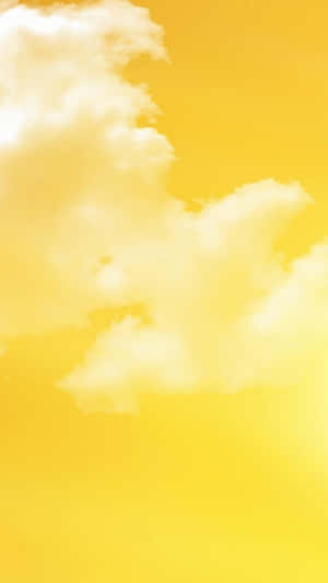 柔軟的白雲在晴朗的日子裡漂浮在金色的天空中。 — 夏日氣息 壁紙