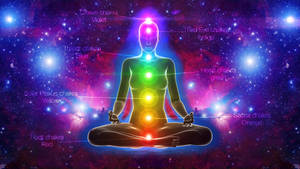 冥想中的人形，標記的脈輪在星空宇宙背景上發光。