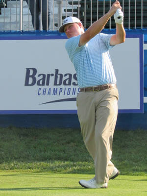 高爾夫球手在Barbasol Champions錦標賽中於陽光明媚的日子揮桿中 — 高爾夫球 iPhone 壁紙
