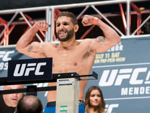 UFC拳手在稱重活動中屈起手臂