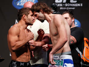 兩名赤裸上身的MMA拳手在UFC稱重活動中對峙。