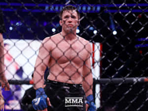 比賽後籠內筋疲力盡的MMA拳手