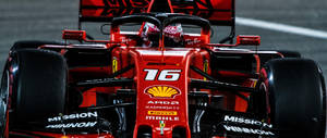 紅色法拉利F1賽車編號16在賽道上