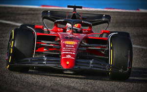 紅色法拉利F1賽車在賽道上行駛，車手可見。