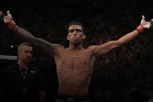 UFC拳手在八角籠中高舉雙臂慶祝勝利。