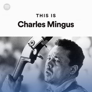 Charles Mingus在黑白肖像中抱著低音提琴。