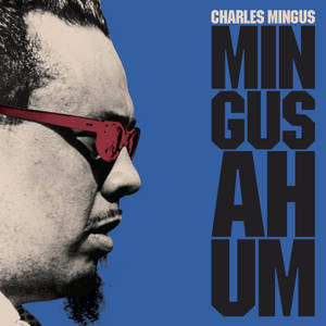 Charles Mingus 側面戴著紅色太陽眼鏡，藍色背景上有大膽的文字。