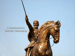 Chhatrapati Shivaji Maharaj的騎馬青銅雕像手持劍。