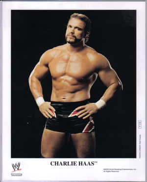 職業摔角手 Charlie Haas 穿著摔角短褲在工作室擺姿勢。 — 火影忍者海報 壁紙