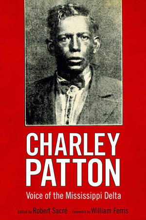 書本封面，採用 Charley Patton 的復古肖像，配以紅色背景和白色文字。 — 黑白 壁紙