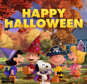 Peanuts 角色穿著萬聖節服裝在戶外慶祝秋天。